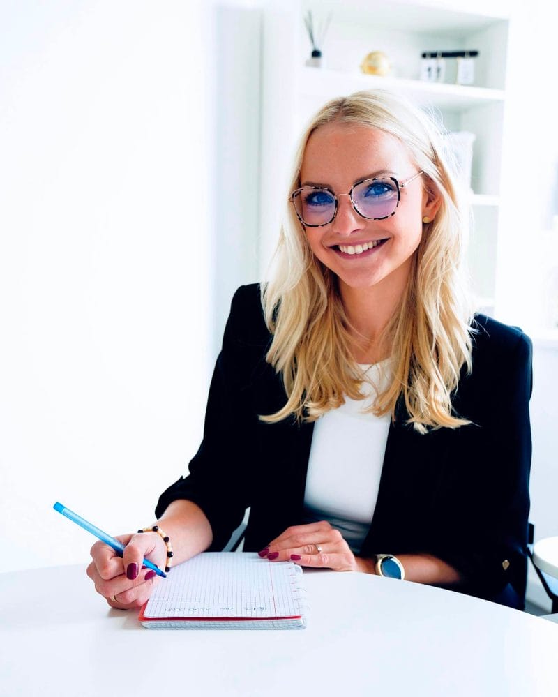 Beraterin auf Lebenszeit Jeniffer Dammann lachen Stift